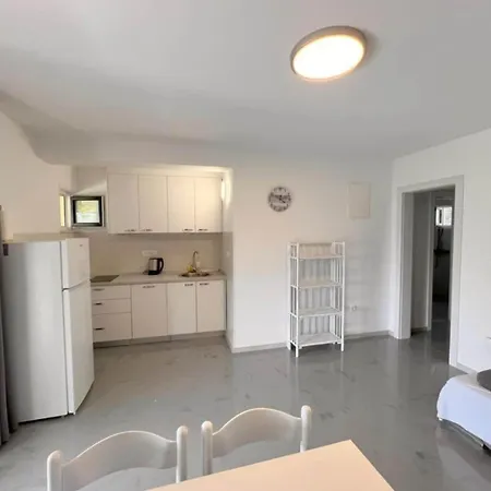 One Bedroom With Sea View 1 Apartman Lovište